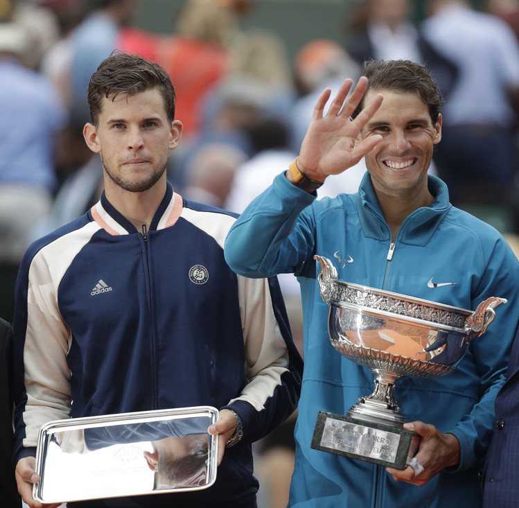 納達爾（右）成功第11度問鼎法國網球公開賽冠軍，身上穿的行頭也成為討論焦點。圖／美聯社