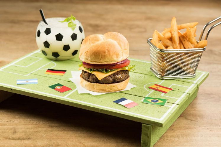 台北西門町意舍酒店推出足球造型漢堡套餐。圖／台北意舍酒店提供