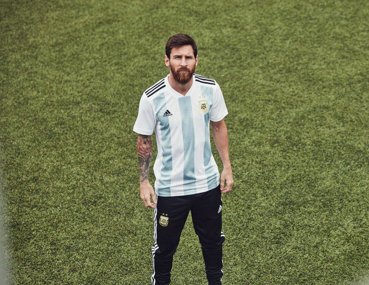adidas邀請名將梅西詮釋2018年世界盃足球賽阿根廷國家隊主場球衣，球員版4,590元。圖／adidas提供