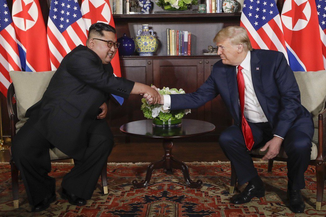 美國總統川普（右）與北韓領導人金正恩12日上午9時在新加坡會面。美聯社