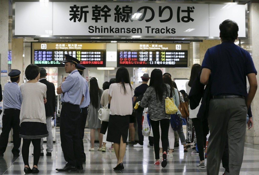 這次的新幹線無差別殺人事件，也讓日本社會再次關注對於搭乘交通工具的人身安全。 圖...