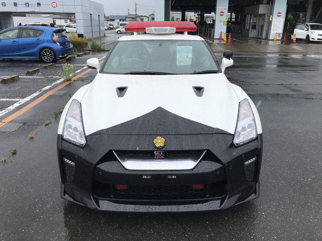 車頭Nissan的廠徽已換成日本警察的旭日章。 摘自socom.yokohama