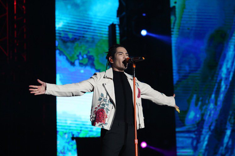蕭敬騰在日前的演唱會上身穿AllSaints特別打造的皮衣開唱。圖／AllSai...