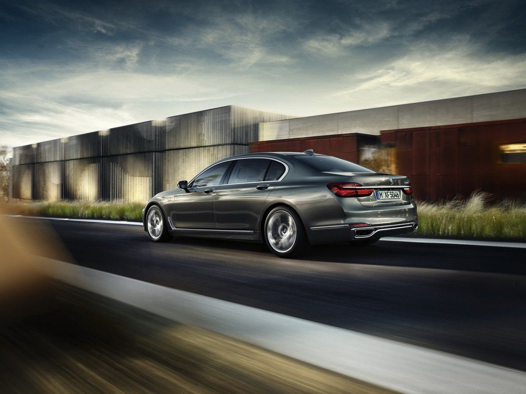 全新BMW大7系列創新旗艦版全面搭載智慧駕駛輔助套件。 圖／汎德提供