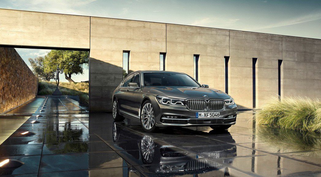 全新BMW大7系列創新旗艦版之730i Luxury、730d Luxury車型升級配備豪華鍍鉻外觀套件；740Li Luxury升級配備Pure Excellence外觀套件。 圖／汎德提供