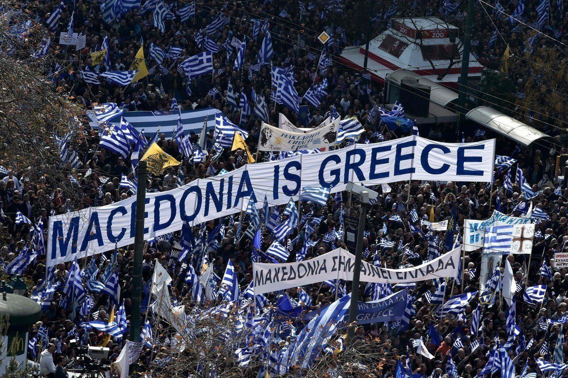 希臘與馬其頓27年的國名之爭落幕？圖為今年2月在希臘的大遊行，抗議馬其頓國名盜用...