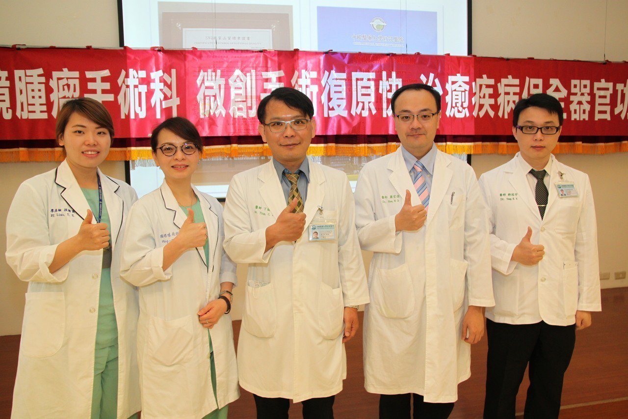 中國醫藥大學附設醫院消化系內視鏡腫瘤手術科主任丁俊夫（中）和其團隊專精於內視鏡黏膜下剝離術，並已累積700多個消化道腫瘤與早期癌症案例。記者黃寅／攝影