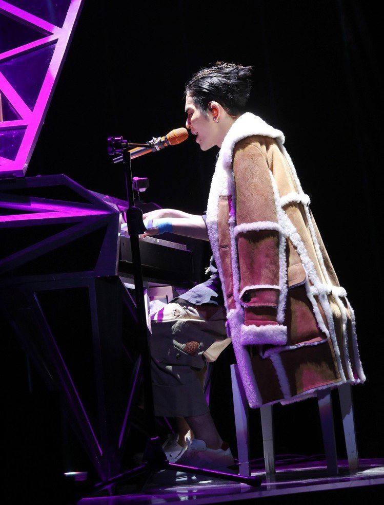 蕭敬騰在「娛樂先生」世界巡迴演唱會台北站穿LOEWE 2018秋冬外套。圖／LOEWE提供