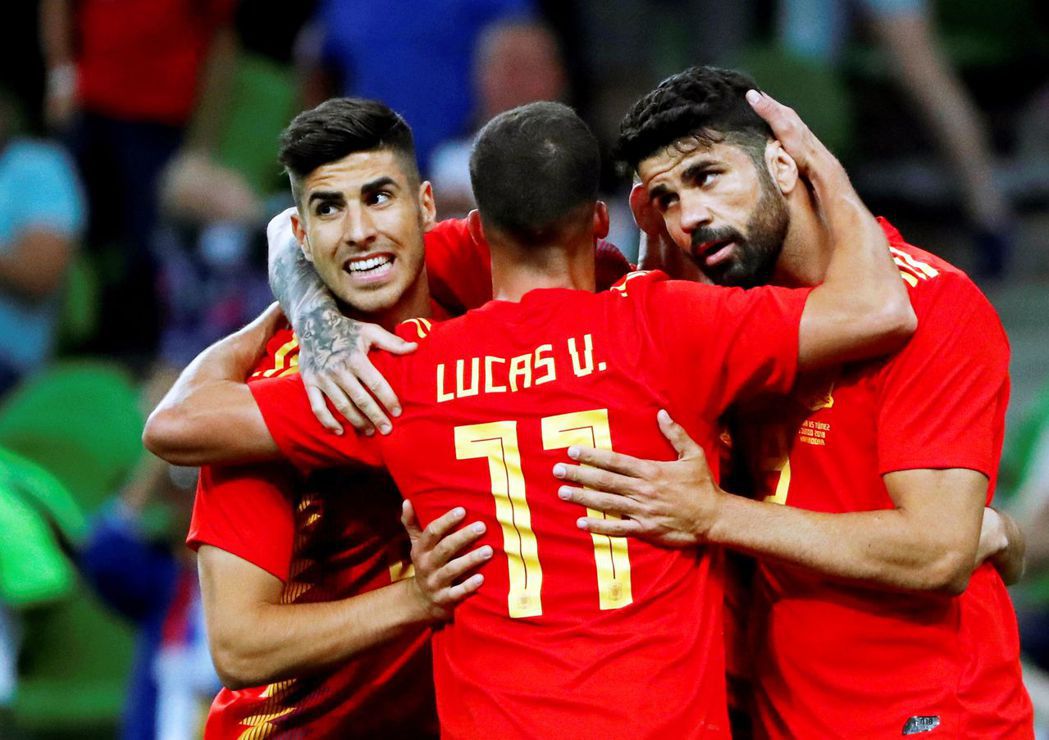 西班牙國家隊去年底發布新版球衣的顏色，一度被批評。 （歐新社）