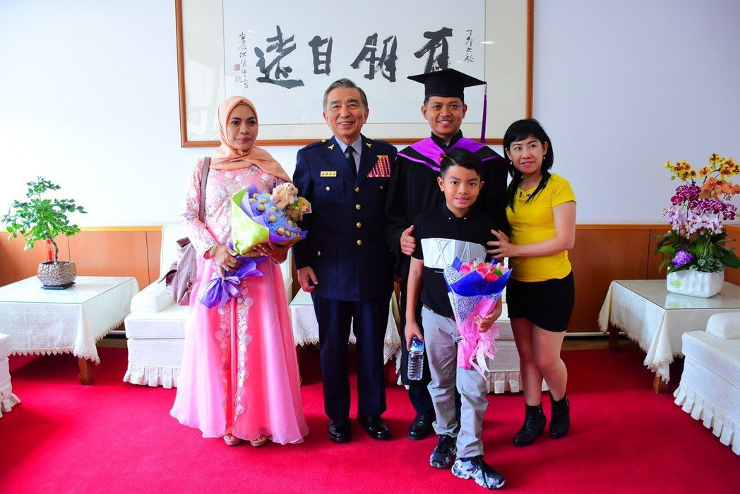 警大印尼籍畢業生劉菲力（後排右二），昨天家人也到場參加畢業典禮。 圖／警大提供