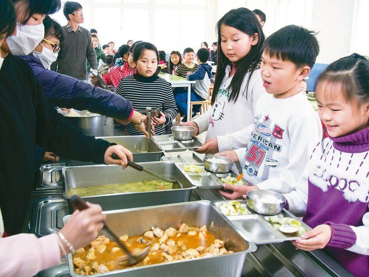 小學營養午餐。 記者林良齊／攝影