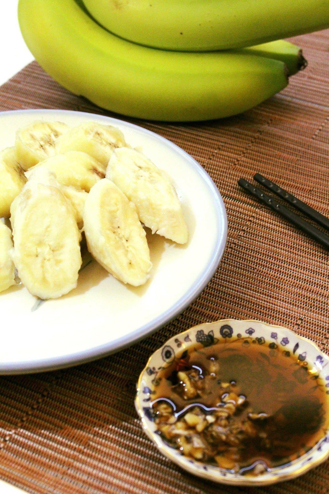 黃婉玲示範水煮香蕉蘸醬油吃法。圖／取自黃婉玲烹飪教室粉絲頁