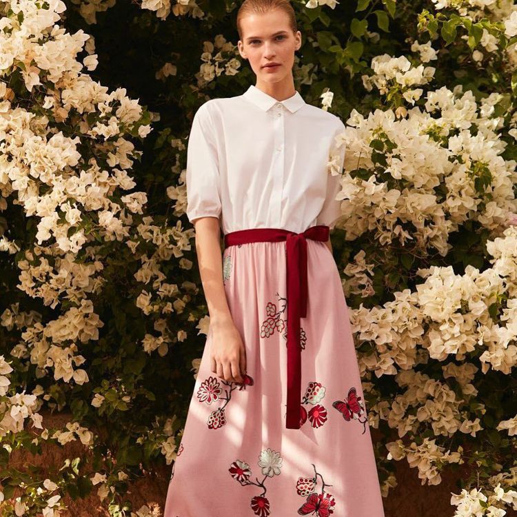 iBLUES東方花園系列蝴蝶印花拼貼長洋裝，售價16,200元。圖／iBLUES提供