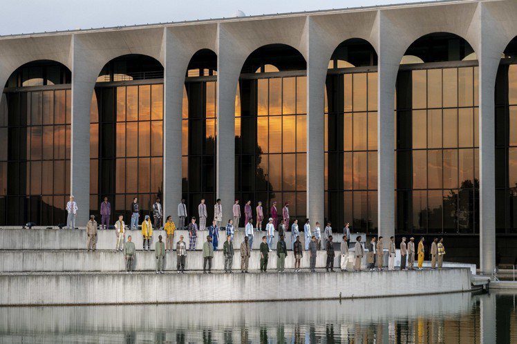 Ermenegildo Zegna於Oscar Niemeyer大樓戶外水池畔舉辦2019春夏男裝秀，秀終合影頗具魄力。圖／Ermenegildo Zegna提供
