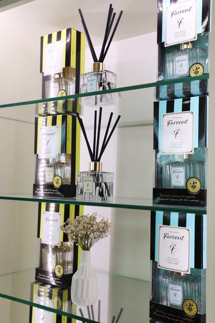 花仙子即日起至6月26日在家樂福新店店打造Les Parfums de Farc...