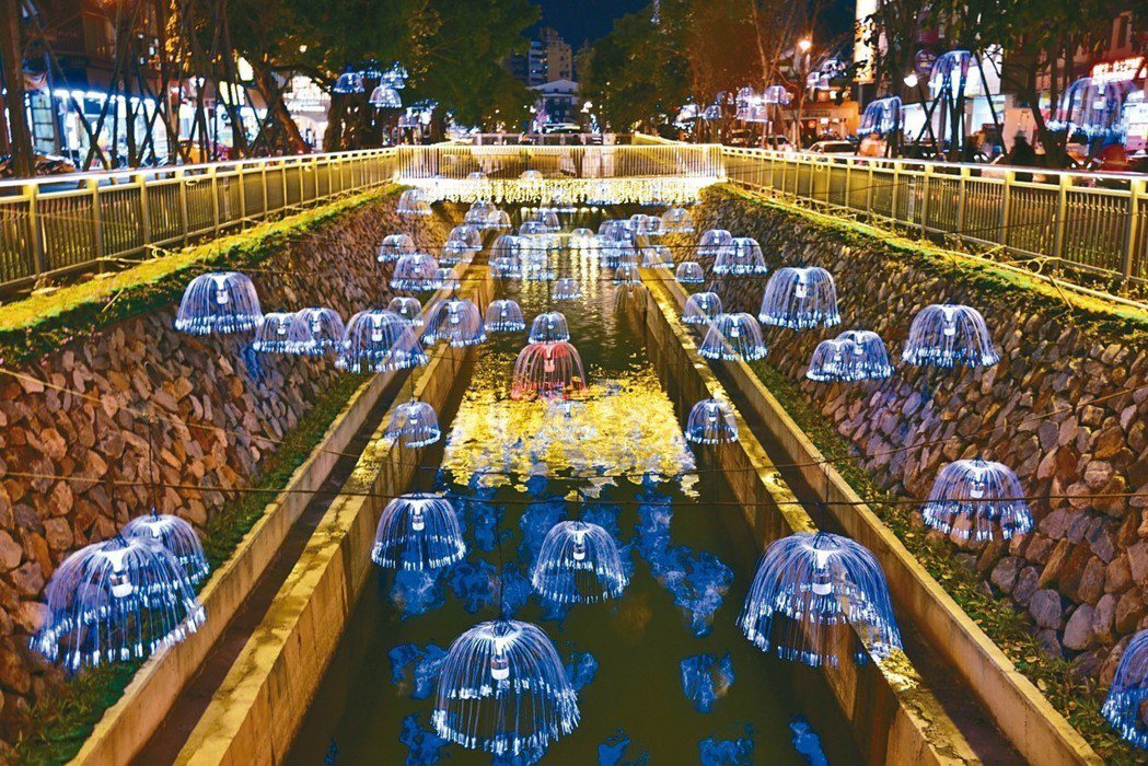 台中綠川年初開幕時，曾掛上水母燈造景，營造特殊氛圍。 圖／台中市府提供