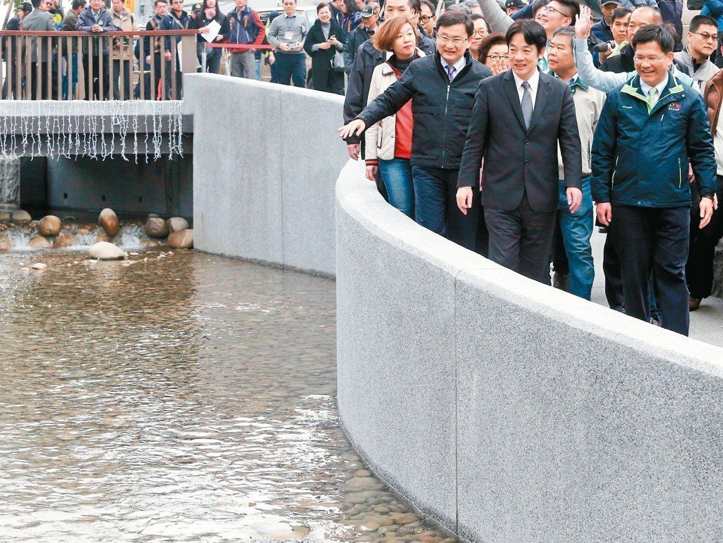 行政院長賴清德（前左）與台中市長林佳龍（前右）巡視綠川。 記者黃仲裕／攝影