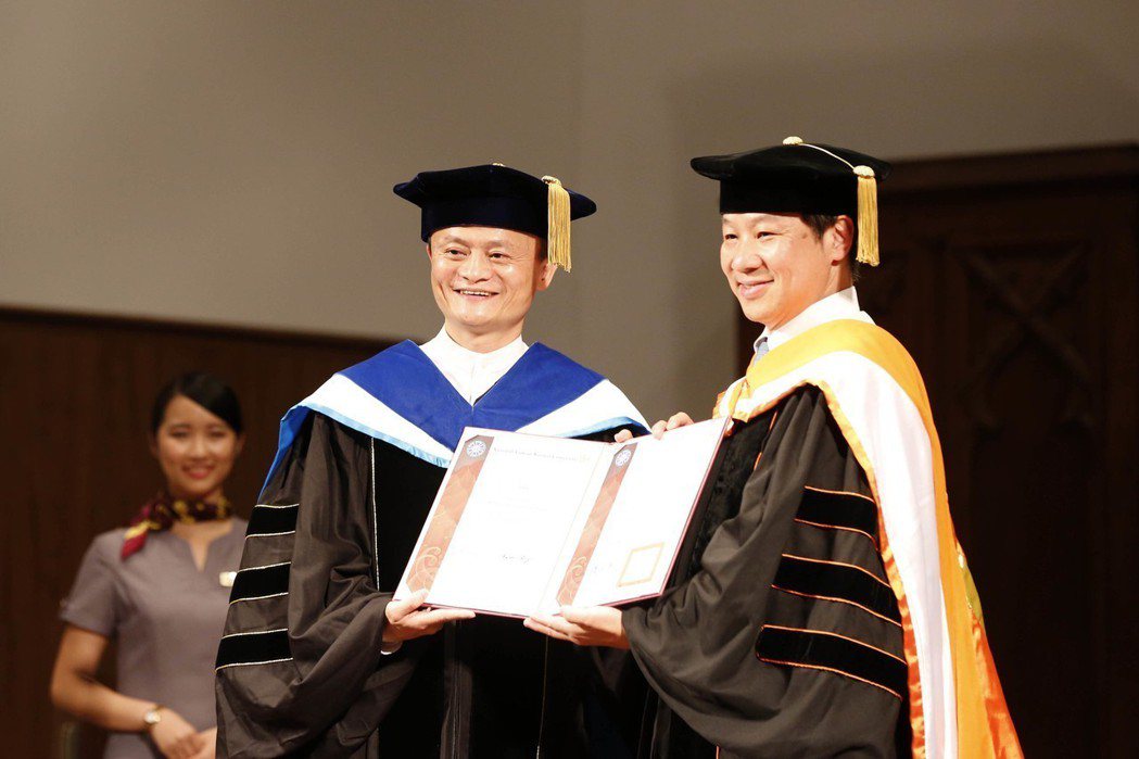 阿里巴巴集團董事局主席馬雲(中)獲頒台灣師範大學名譽教育學博士學位。中新社