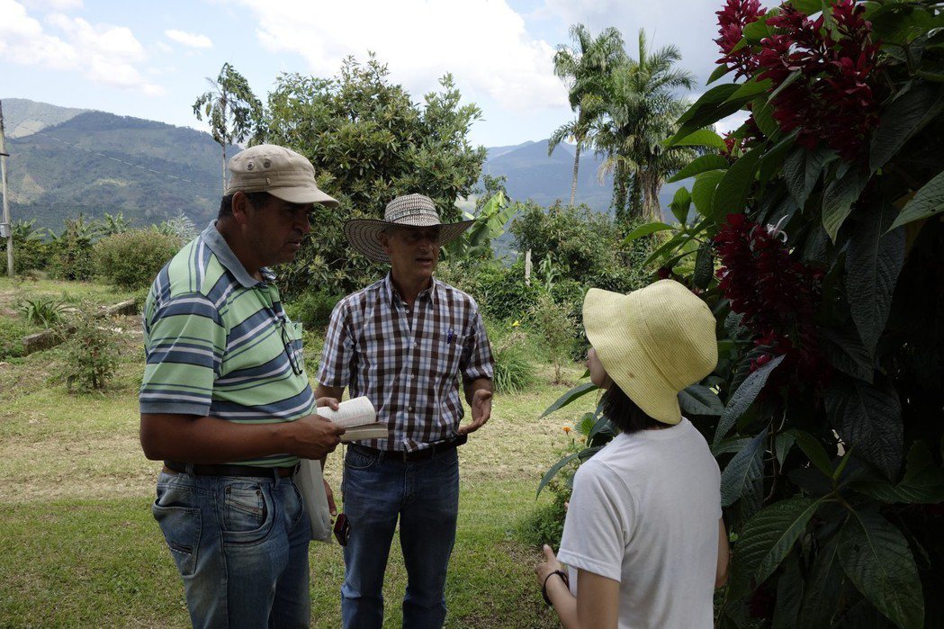金欣儀到哥倫比亞時，與當地咖啡農交流咖啡產銷知識。圖／金欣儀提供
