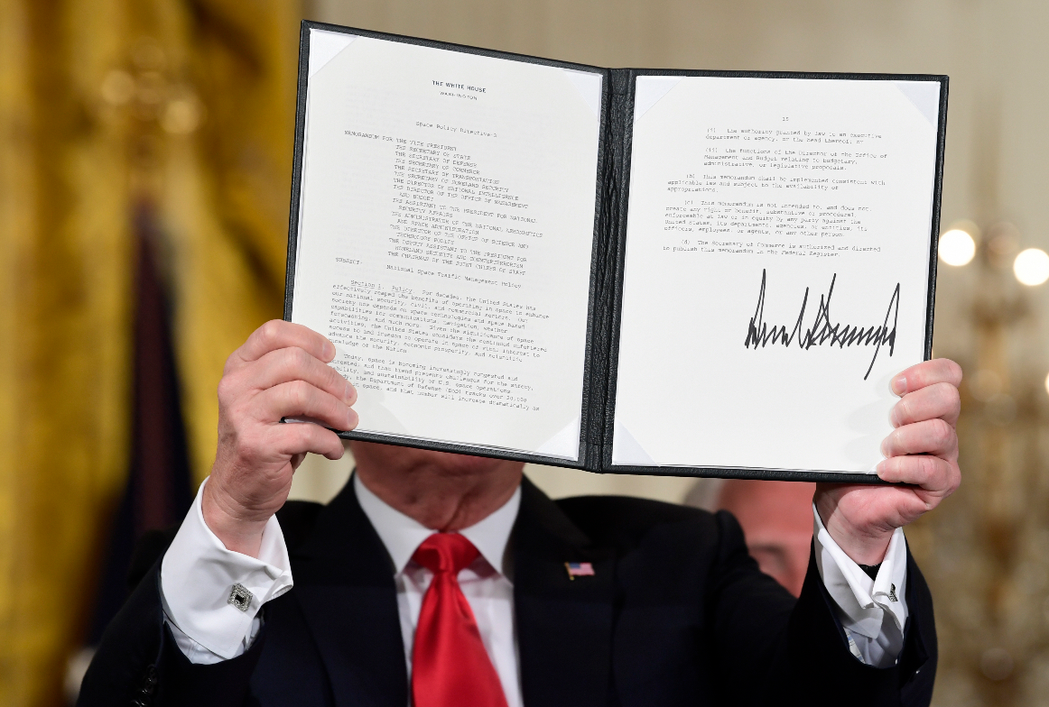 美國總統川普十八日在白宮展示他剛簽署的命令，要求國防部成立太空軍。 （美聯社）