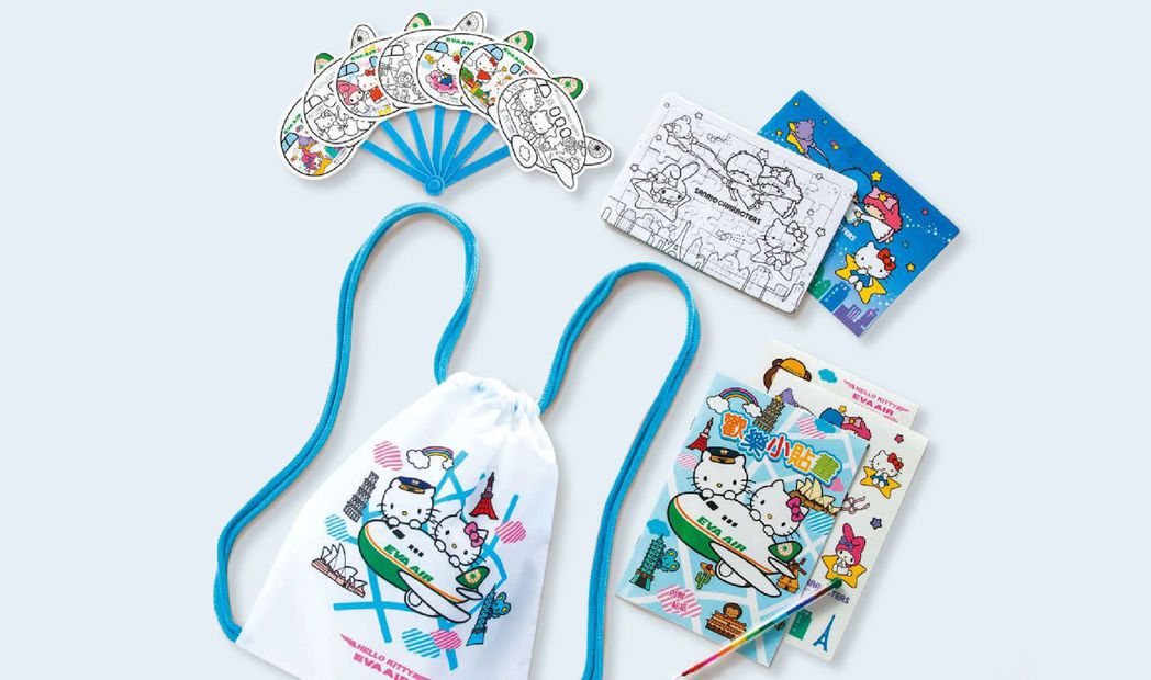 2017年長榮限量暑期兒童玩具包，有彩繪機家族造型扇、貼畫本及著色拼圖等。