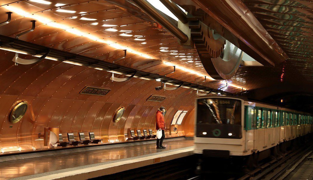 巴黎大眾交通運輸系統雖然覆蓋率相當高，但每日使用率不過20%。圖為巴黎地鐵工藝美...