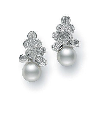 MIKIMOTO Fortune Leaves Collection南洋珍珠鑽石耳環，682,000元。圖／MIKIMOTO提供