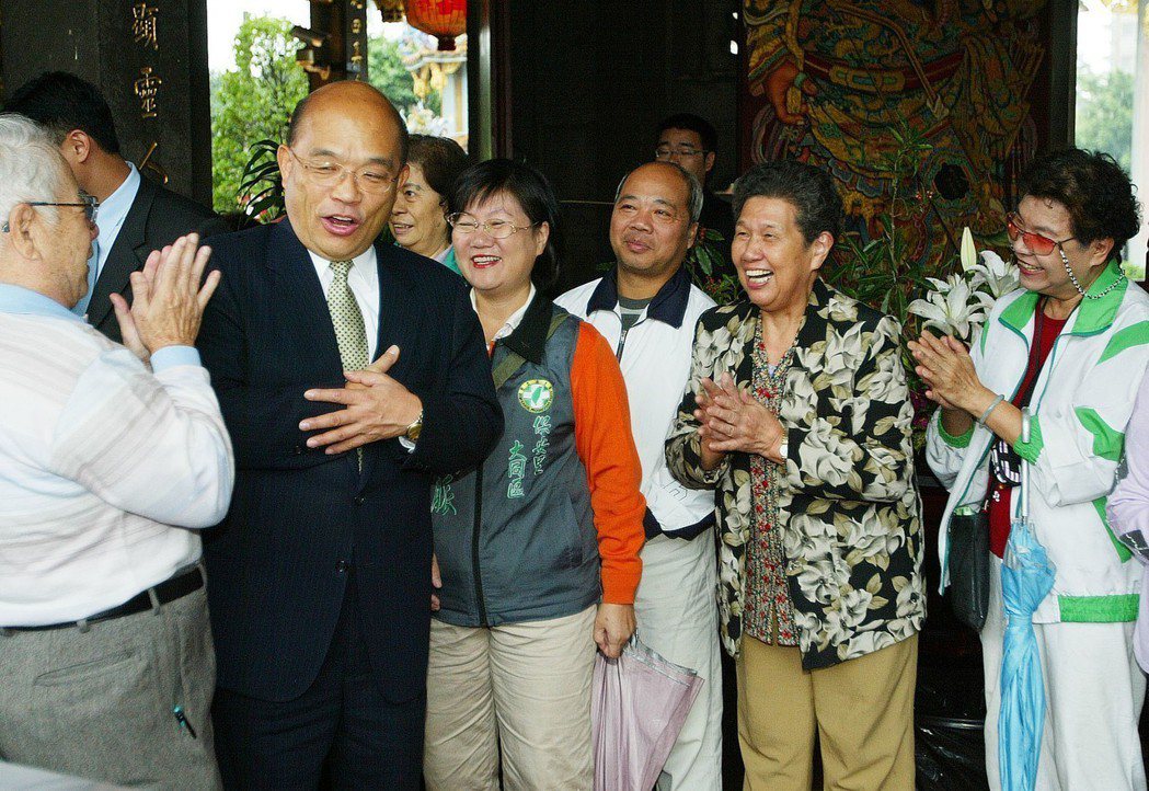 2007年，民進黨副總統參選人蘇貞昌（左二）前往台北保安宮參拜，受到支持者熱烈歡...