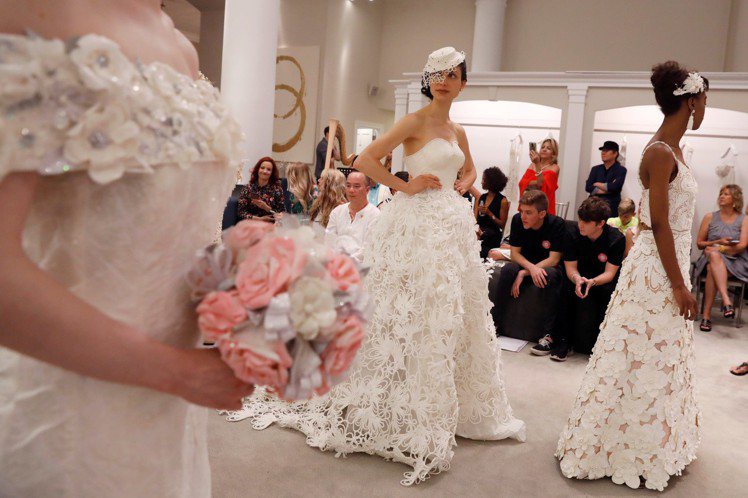 第14屆年度衛生紙婚紗設計大賽，決賽20日在紐約登場，冠軍大獎最後菲律賓設計師Cruz拿下。圖／路透