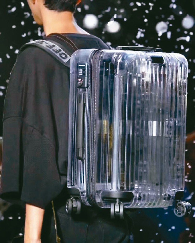 Off-White聯手行李箱品牌RIMOWA打造的登機箱透明後背包，也成了本場秀的焦點之一。 圖／摘自微博