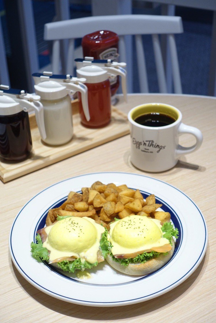 Eggs‘n Things 燻鮭酪梨班尼迪克蛋，搭上日本原裝濃郁荷蘭醬，售價398元。圖／記者沈佩臻攝影