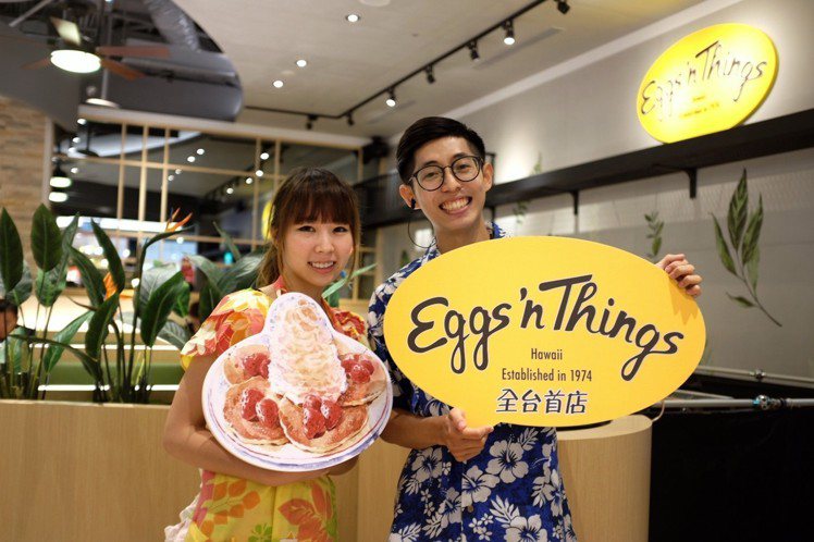 Eggs‘n Things 店員穿上扶桑花襯衫迎賓。圖／記者沈佩臻攝影