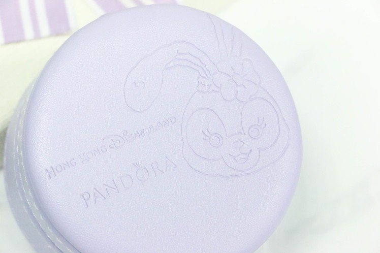 香港迪士尼樂園獨家販售的 PANDORA StellaLou 兔子串飾限定包裝為紫色的芭蕾舞鞋盒。圖／記者謝欣倫攝影