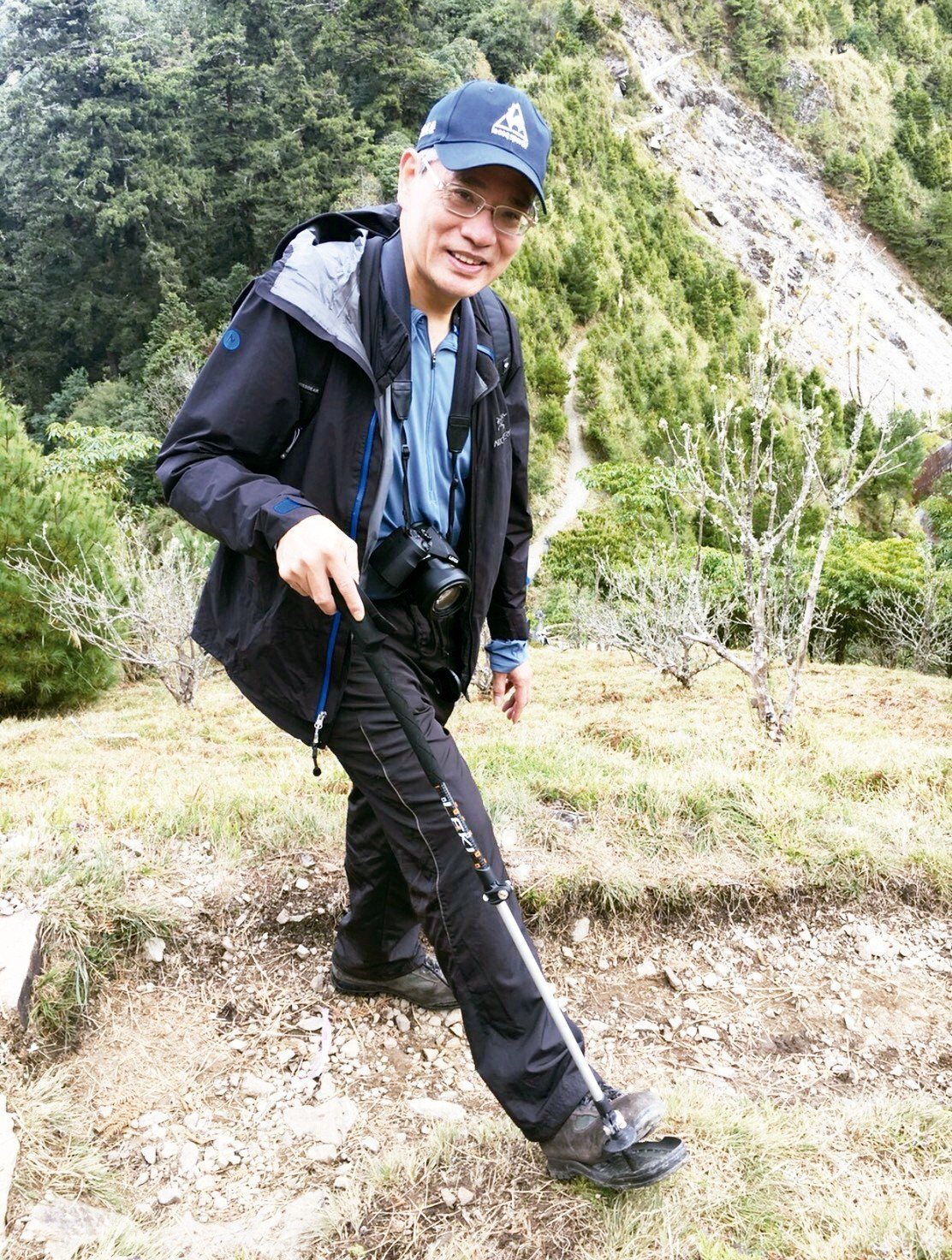 台北榮總副院長陳威明是骨科權威，他熱愛爬山，有一套爬山不傷膝關節的技巧。