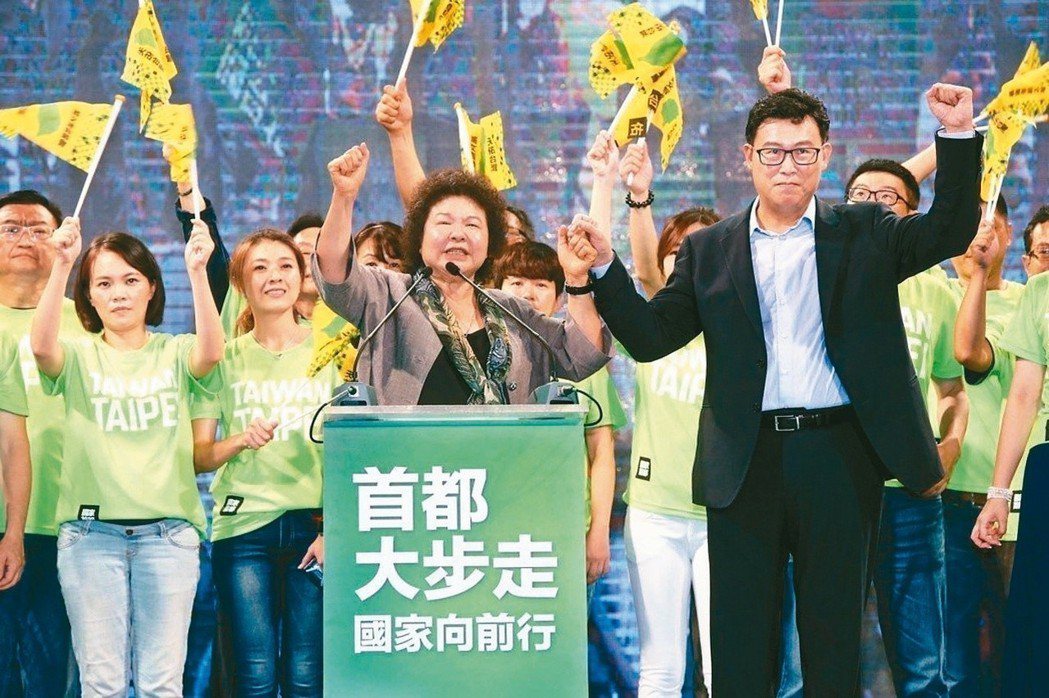 民進黨台北市長參選人姚文智（右）23日舉行首場造勢晚會。 記者林俊良／攝影