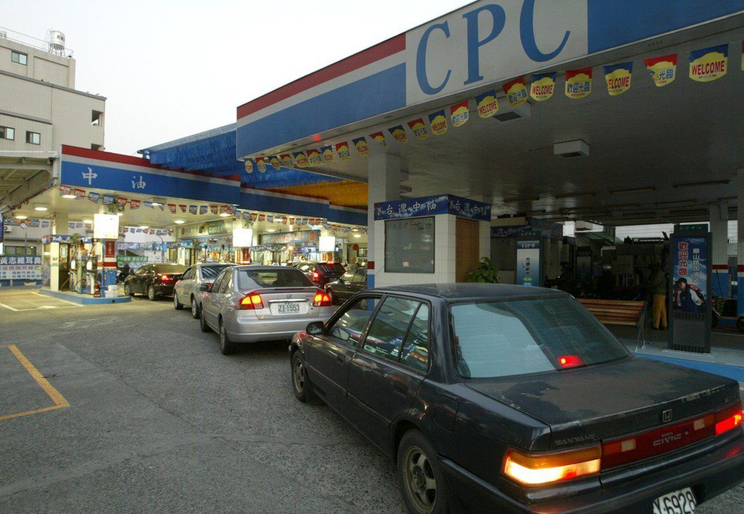 中油今天中午公布下周油價，汽油、柴油預計每公升調降0.2元。本報資料照片