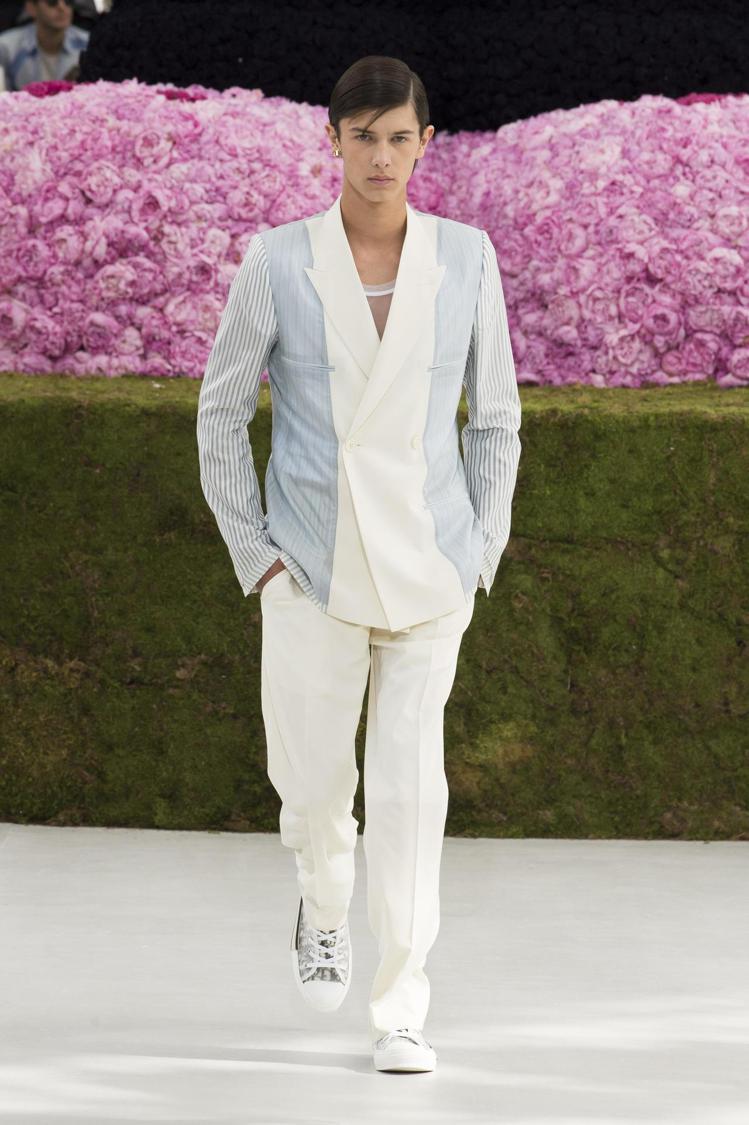 丹麥尼古拉王子穿著粉藍與條紋拼接的西裝，擔任開場模特兒重任。圖／Dior提供