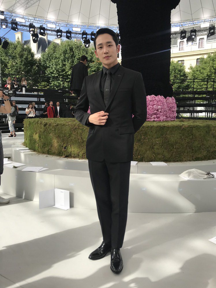 韓國男星丁海寅以合身剪裁黑西裝出席Dior男裝春夏大秀。圖／Dior提供