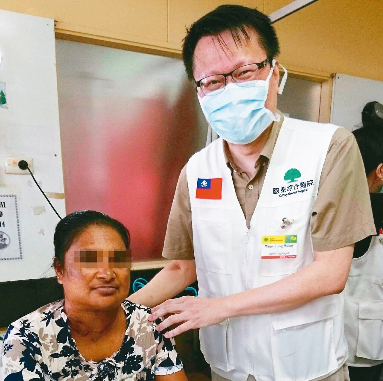 國泰醫院耳鼻喉科主治醫師王文弘(右)用新式手術替婦人(左)摘除雞蛋般大小的甲狀腺腫，沒有留下疤痕，婦人開心對他擁抱獻吻。