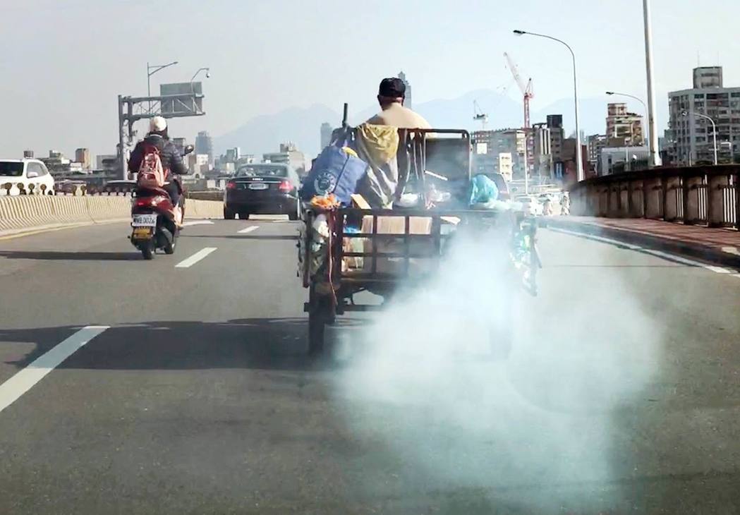 空氣汙染無所不在，就算躲在車子裡，同樣會面臨到汙染源的侵襲。 記者陳易辰／攝影
