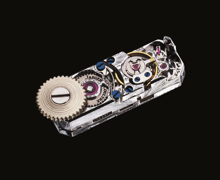 沙龍展出多件珠寶表搭載全世界最小的101機芯，亦是英國女王伊麗莎白二世登基時配戴...