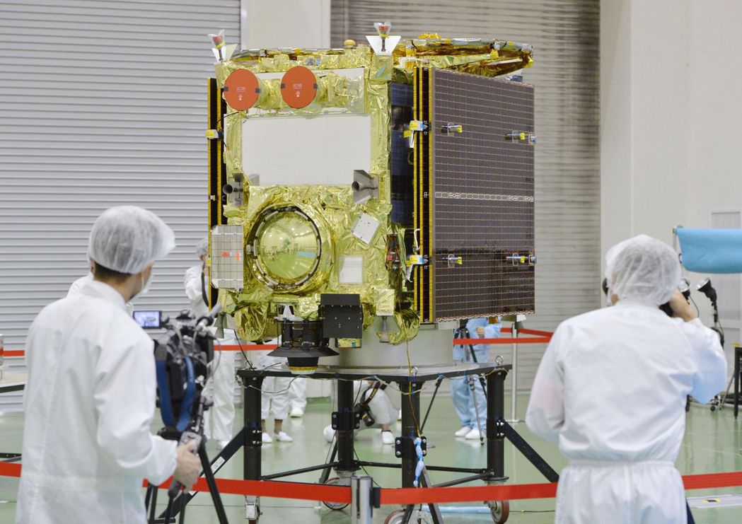 日本太空總署的太空探測器隼鳥2號2014年首度亮相。（美聯社）