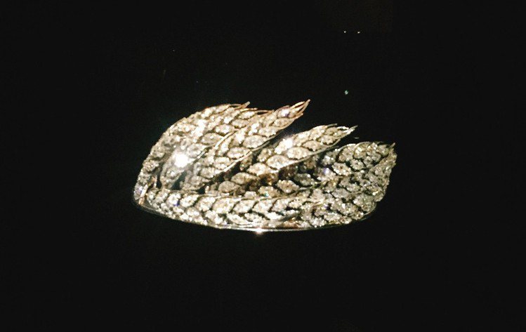 Wheat sheaf王冠，約1811年作品，拿破崙特別訂製送給瑪麗露易斯皇后的王冠，採用金、銀材質製作了9支麥穗造型的圖案，鑲嵌總重量約為60克拉的無色鑽石，被視為最早的轉換式珠寶。圖／記者陳若齡攝影