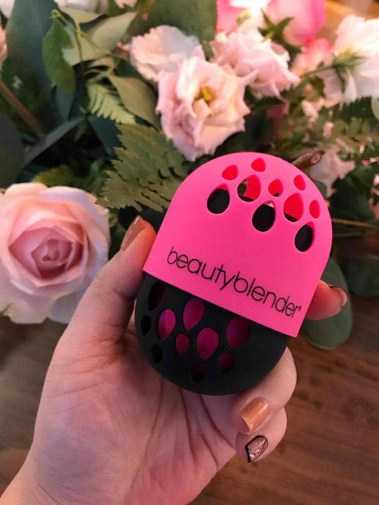 beautyblender旅行蛋膠囊採用柔軟矽膠材質與透氣孔設計，可放入兩顆膨脹後的美妝蛋，售價420元。圖／記者陳立儀攝影