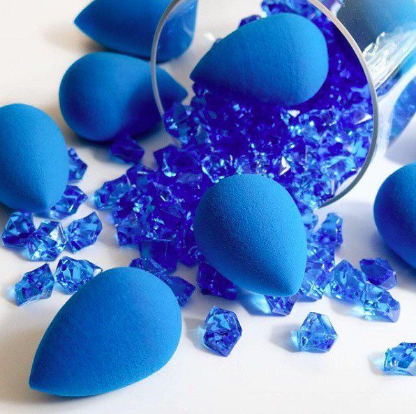 原創美妝蛋beautyblender歡慶來台一周年，推出限量寶石藍新色，售價690元。圖／beautyblender提供
