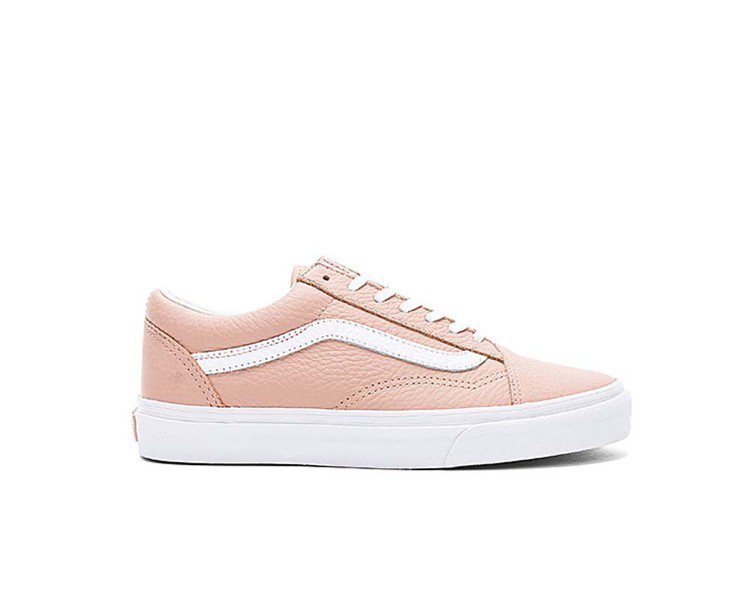 朴海鎮穿的VANS Pink Old Skool款式。圖／取自Sneakers4u