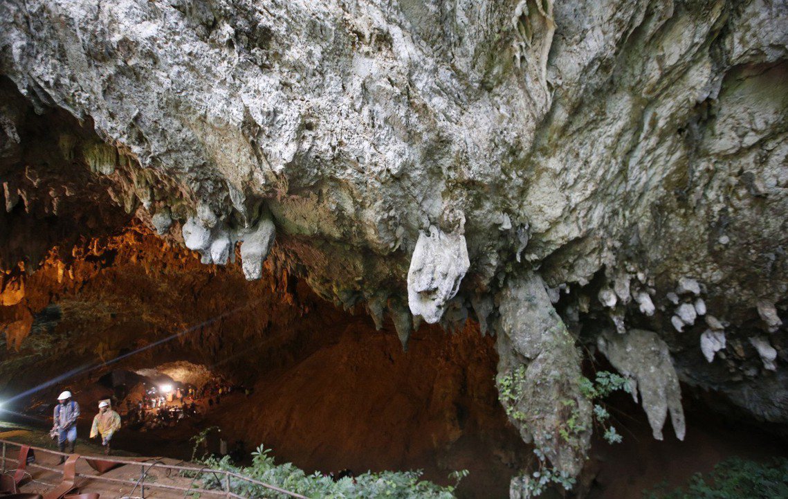這座位於清萊省美塞的洞窟，有著鐘乳石與石筍等自然景觀，洞窟內部隧道複雜，一般除了...