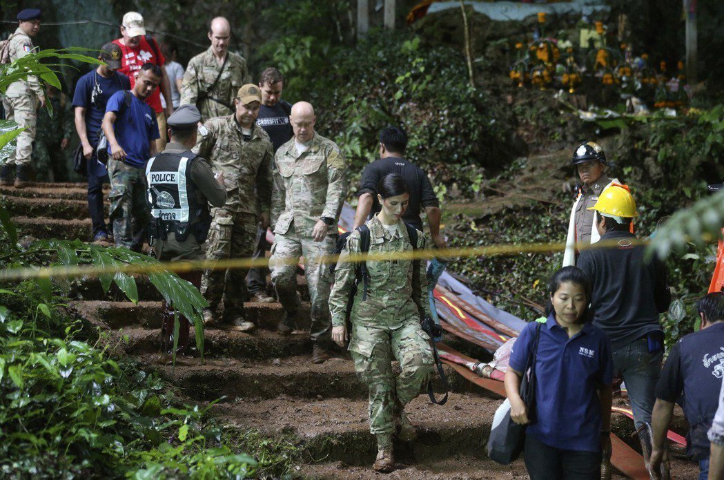 來自夏威夷的「美軍印太司令部」30名軍人，28日到事發洞穴勘察地形。 （美聯社）