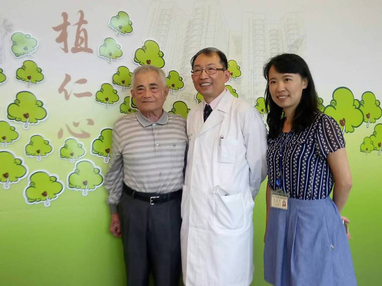 目前負責照料陳明雄（左一）的台大醫院外科主治醫師蔡孟昆（左二）說，以一顆108歲...