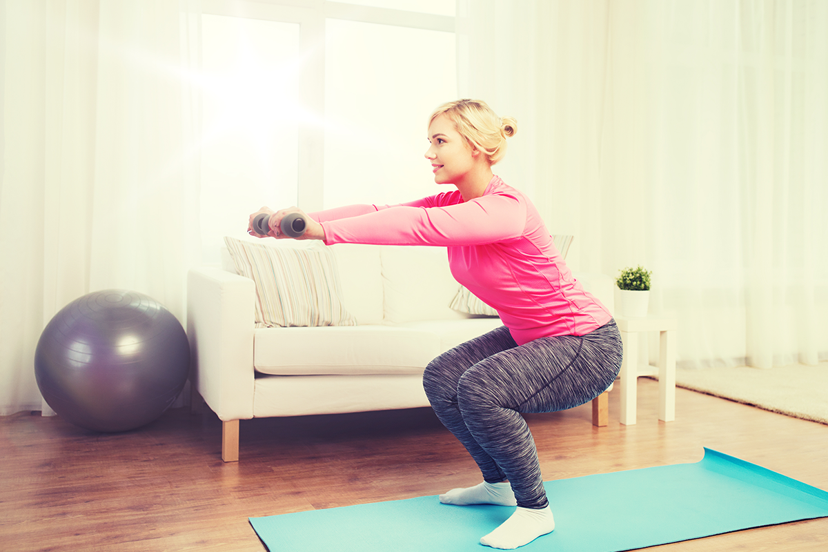 運動能增加睪固酮，但並非所有項目都有助益，像馬拉松等耐力性有氧運動反而降低睪固酮產量，而利用腿部與背部等大肌肉的舉重，則能增加睪固酮，硬舉與深蹲的動作就非常有幫助。